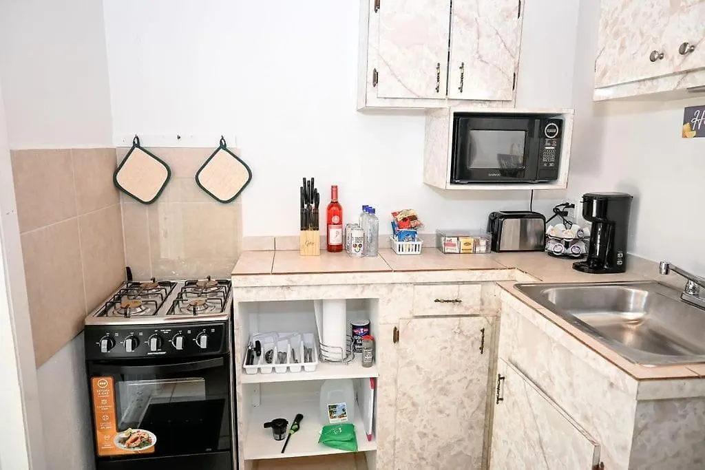 Nadiyah'S Escape Apartment Rock Sound